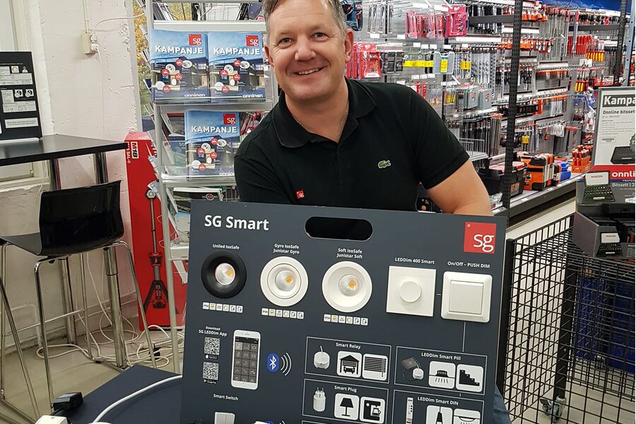  Soft Slim er produsert i støpt aluminium og leveres i pulverlakkert hvit overflate og med klart frontglass.  Med reflektor og tilbaketrukken lyskilde, oppnås høyt lysutbytte med svært lav blending samt et pent utseende, sier distriktssjef Rune Øyan i SG.