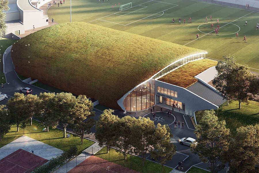 Det er tatt arkitektoniske grep for å integrere den nye hallen i landskapet på en god måte. Det buede taket er dekket med grønt mosebelegg, og følger fint landskapsformen på den vollen som allerede ligger her. Illustrasjon: Dyrvik Arkitekter AS 