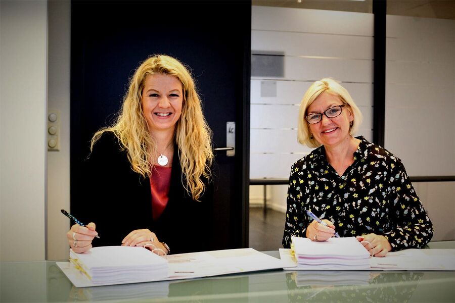 Kultur- og idrettsbygg har inngått kontrakt med Presentations Data AS om å levere toppmoderne AV-utstyr til nye Deichmanske bibliotek i Bjørvika. Direktør Monica Flo i Presentations Data AS (t.v.) og direktør Eli Grimsby i Kultur- og idrettsbygg signerer kontrakten. 