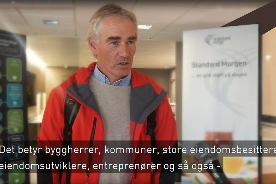 Fra videoen i forbindelse med lanseringen av Norsk Standard for klimagassberegninger for bygninger. Skjermdump.