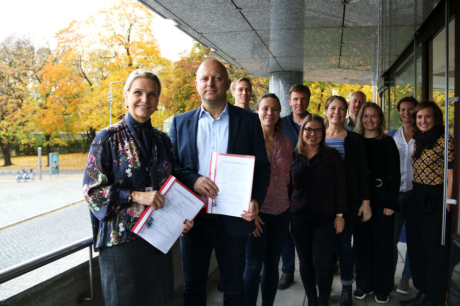 Administrerende direktør i Boligbygg, Marit J. Leganger, sammen med Torfinn Lysfjord i ÅF Advansia og involverte i prosjektet. Foto: Boligbygg