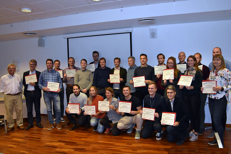 12 nye Norconsultmedarbeidere Stanford-sertifisert i VDC. Her mottar alle kursdeltakere sine diplomer.