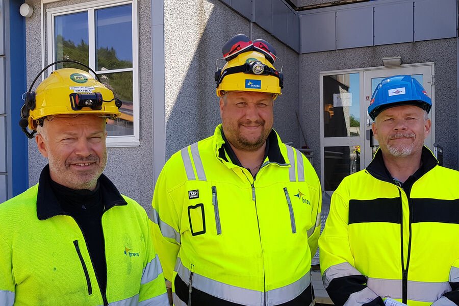 UBRA leverer Elis Elektro 16 000 meter med kabelbruer og 200 000 meter svakstrømkabler, som utgjør 40 prosent av alle kabler til anlegget, som har en samlet lengde på 500 000 meter. Fra venstre bas Thomas Hilmersson og prosjektleder Jan Øivind Klemetsen hos Bravida og til høyre distriktssjef Tom Svenningdal hos Elis Elektro.