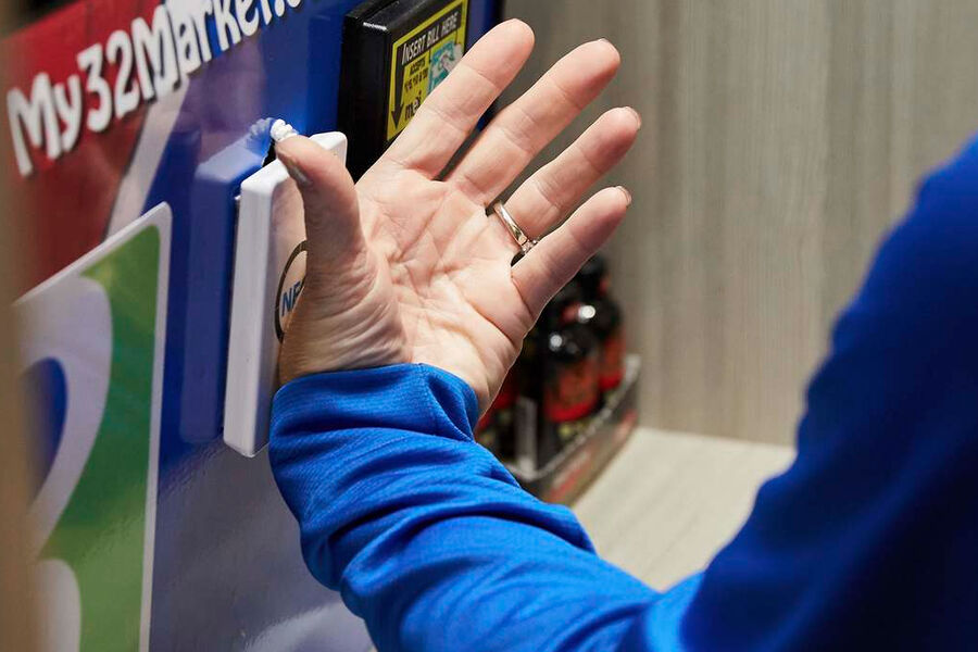 Ved å implantere en minibrikke i hånda, på størrelse med et riskorn, kan hånda enkelt utføre n rekke operasjoner, blant annet åpne dører, betale maten i kantina og logge på PC-en.