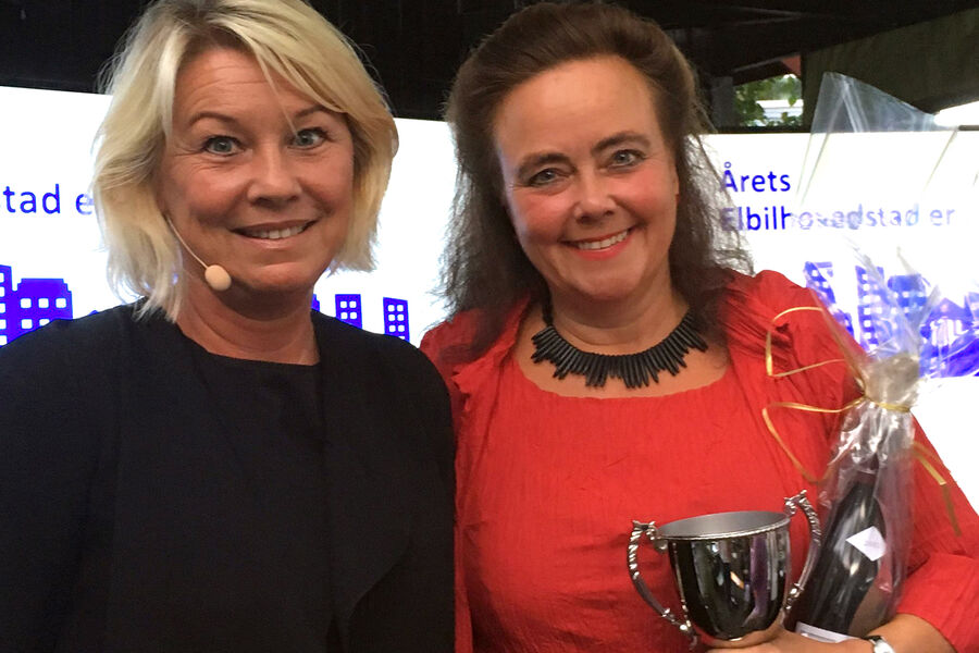 Bergen kommune ved byråd for byutvikling Anna Elisa Tryti (t.h.) fikk prisen overrakt av kommunal- og moderniseringsminister Monica Mæland.