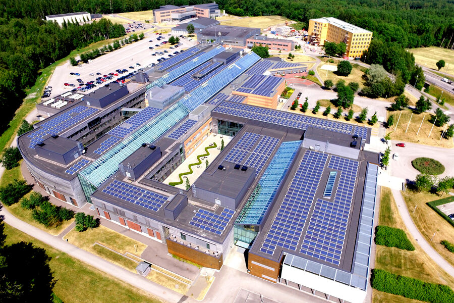 3000 m2 med solcellepaneler. 400.000 kWh strøm i året. Det nye solcelleanlegget på Campus Vestfold er ikke bare ett av landets største, men også det aller største på et offentlig bygg. Foto: Statsbygg