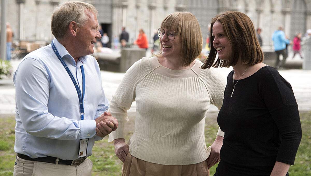 Meget fornøyd trio: Rådmann Morten Wolden i Trondheim kommune, prosjektkoordinator Annemie Wyckmans ved NTNU og fyrkoordinator Silja Rønningsen i Trondheim kommune. Foto: Carl-Erik Eriksson 2018-07-09-smartcity-trondheim