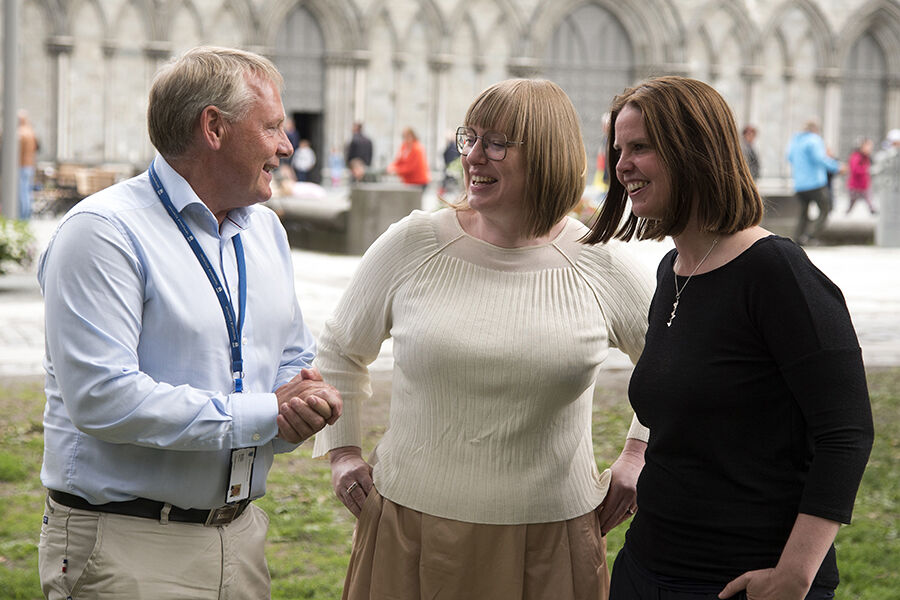 Meget fornøyd trio: Rådmann Morten Wolden i Trondheim kommune, prosjektkoordinator Annemie Wyckmans ved NTNU og fyrkoordinator Silja Rønningsen i Trondheim kommune. Foto: Carl-Erik Eriksson