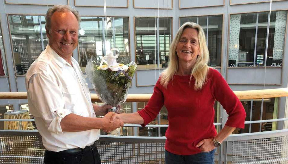 Det var god stemning da avtroppende leder for RIFs BIM-gruppe, Arve ønsket Ingrid Alvsåker lykke til som nyvalgt leder. Foto: RIF 2018-06-15-rif