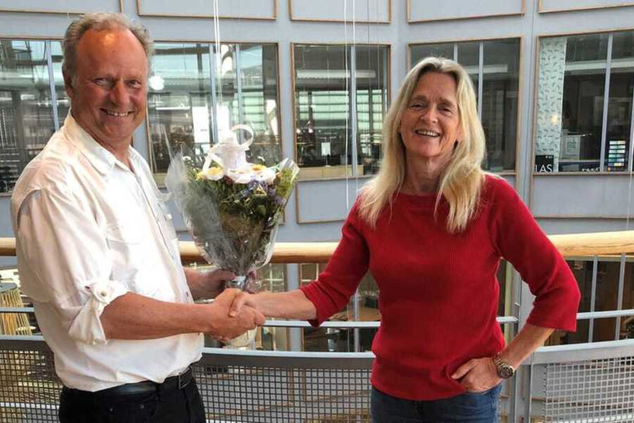 Det var god stemning da avtroppende leder for RIFs BIM-gruppe, Arve ønsket Ingrid Alvsåker lykke til som nyvalgt leder. Foto: RIF
