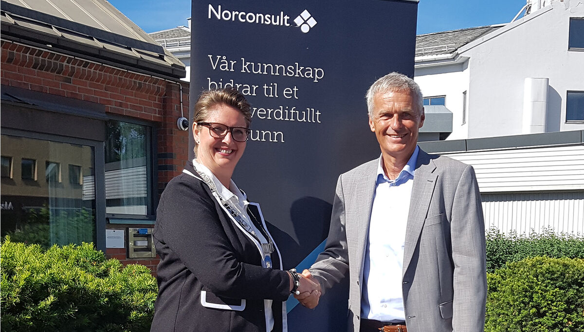 Norconsult åpner kontor i Ski 6. juni 2018. Ordfører i Ski Hanne Opdan og konsernsjef i Norconsult, Per Kristian Jacobsen. 2018-05-08-norconsult-ski