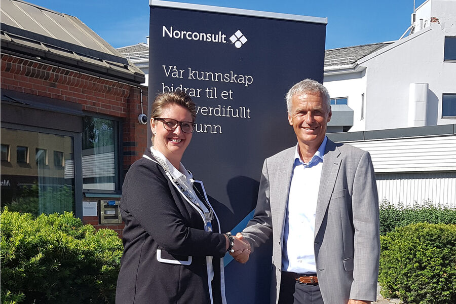 Norconsult åpner kontor i Ski 6. juni 2018. Ordfører i Ski Hanne Opdan og konsernsjef i Norconsult, Per Kristian Jacobsen.