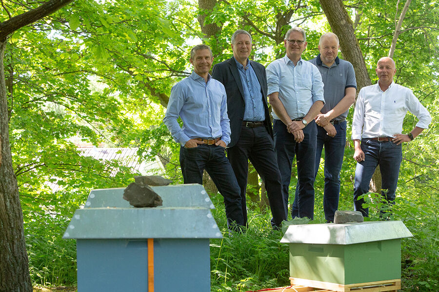De første bikubene er allerede utplassert på Steinerud. Fra venstre: prosjektleder Jon Solsrud, økonomi- og eiendomsdirektør Robert Hansson, eiendomssjef Bjørn Knutsen, forvaltningssjef Erling Nordstrand, og prosjektleder Per Reitan. Foto: Diakonhjemmet