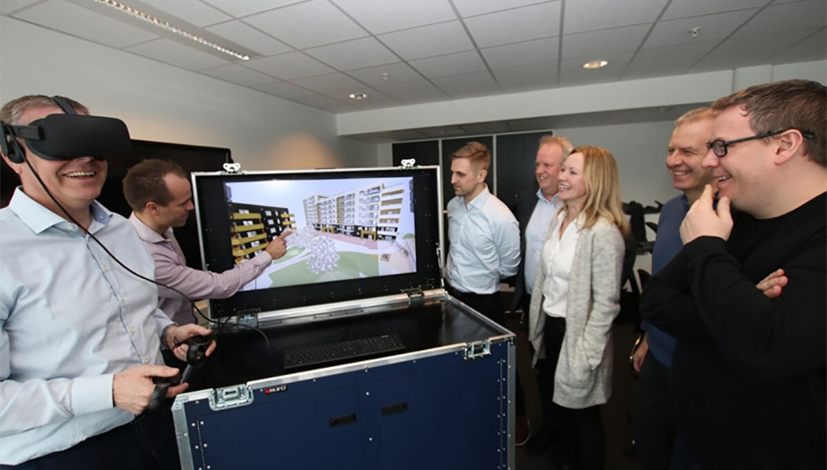 Asle Randen (f.v.) prøver ut Backes egen BIM-kiosk mens Mårten Skällenäs (strategi- og utviklingsdirektør Backe), Tage Skotvold (InnoWin), Arne Berre (SINTEF Digital), Lena Bygballe (BI), Jørn Egil Tøien (Lean Communications) og Bjørn Ungersness (Lean Communications) følger med. Foto: Christian Aarhus/Byggeindustrien 2018-03-13-backe-bygg