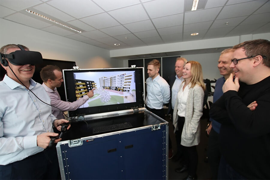 Asle Randen (f.v.) prøver ut Backes egen BIM-kiosk mens Mårten Skällenäs (strategi- og utviklingsdirektør Backe), Tage Skotvold (InnoWin), Arne Berre (SINTEF Digital), Lena Bygballe (BI), Jørn Egil Tøien (Lean Communications) og Bjørn Ungersness (Lean Communications) følger med. Foto: Christian Aarhus/Byggeindustrien