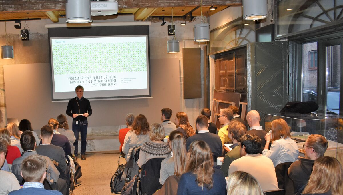 NGBC arrangerte i dag frokostmøte om prosjektledelse og BREEAM til en fullsatt sal i Kongens gate 1 i Oslo. Anders Nohre-Walldèn ønsker velkommen. 2018-02-16-ngbc-breeam