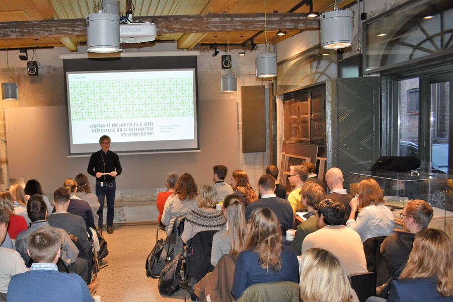 NGBC arrangerte i dag frokostmøte om prosjektledelse og BREEAM til en fullsatt sal i Kongens gate 1 i Oslo. Anders Nohre-Walldèn ønsker velkommen.