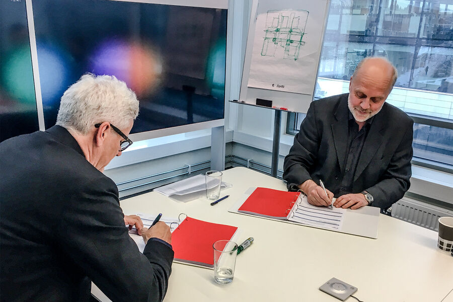 Posjektdirektør Dag Bøhler signerer kontrakten for arkitekt- og rådgivende ingeniørtjenester for konseptfasen ved Aker sykehus.