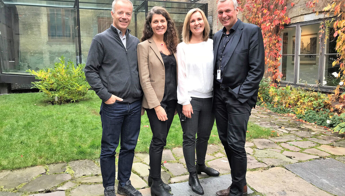 Styrelederne i henholdsvis Grønn Byggallianse og NGBC Roy Frivoll og Rolf Thorsen, flankerer daglige lederne Katharina Bramslev og Kjersti Folvik. 2017-10-26-ngbc-og-byggalliansen