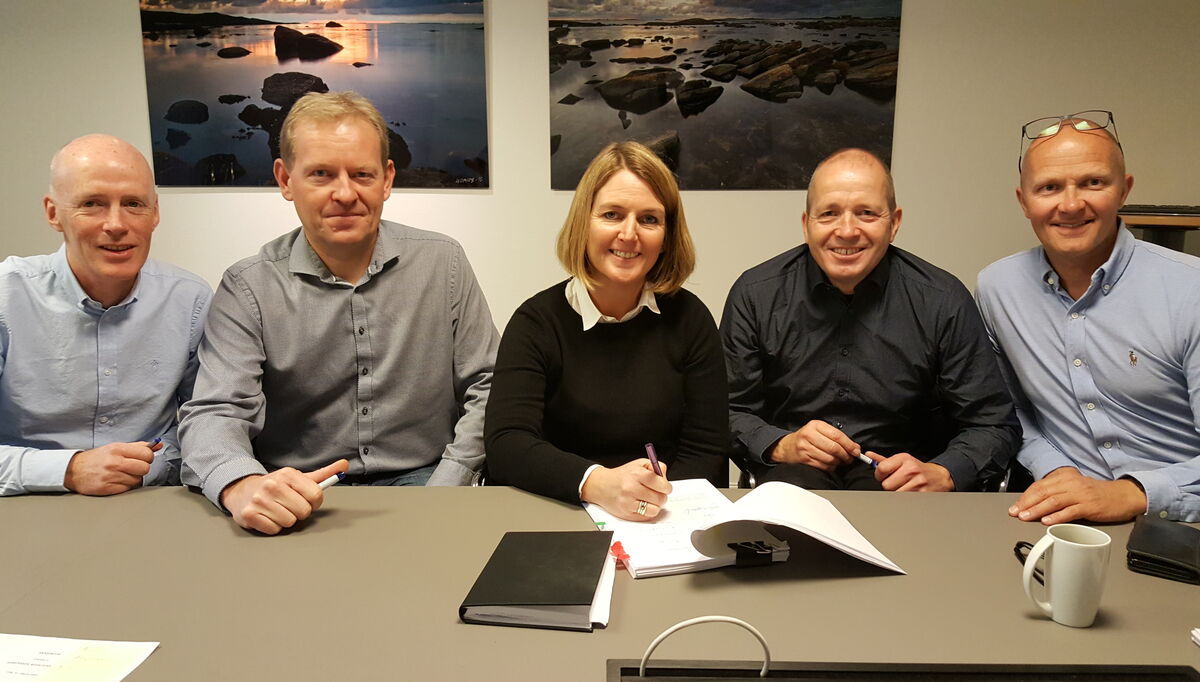weco har kjøpt rådgiverselskapet Dimensjon Rådgivning fra Stavanger. Her fra signeringen mandag. Fra høyre: Otto Klippen, Jon Halvar Eiane, Grete Aspelund, Njål Erland og Per Helge Ollestad. Foto: Sweco bilde-fra-dagens-signering-2