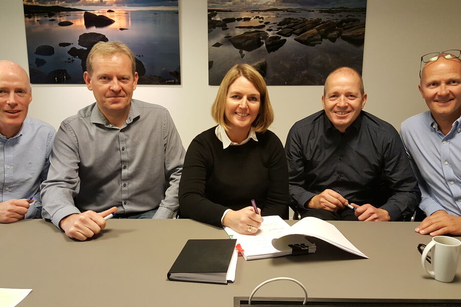 weco har kjøpt rådgiverselskapet Dimensjon Rådgivning fra Stavanger. Her fra signeringen mandag. Fra høyre: Otto Klippen, Jon Halvar Eiane, Grete Aspelund, Njål Erland og Per Helge Ollestad. Foto: Sweco