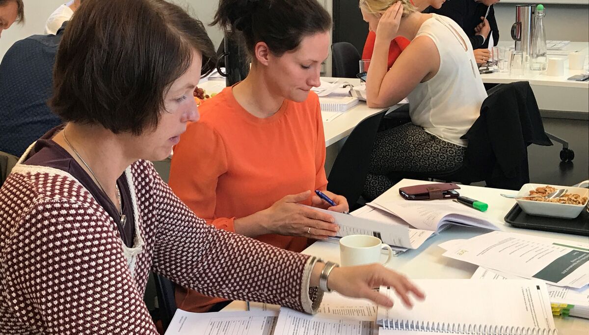BREEAM In-Use assessorkurs i Oslo. Hele 12 forventningsfulle møtte opp til to-dagers kurs med avsluttende eksamen. Her er Ida Løvik i Norconsult og Anna Joelsson i Sweco i full gang med gruppearbeid på BREEAM In-Use assessorkurs . Foto: Siri Dobloug/NGBC 2017-09-19-breeam-kurs