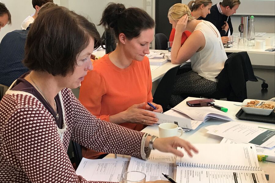 BREEAM In-Use assessorkurs i Oslo. Hele 12 forventningsfulle møtte opp til to-dagers kurs med avsluttende eksamen. Her er Ida Løvik i Norconsult og Anna Joelsson i Sweco i full gang med gruppearbeid på BREEAM In-Use assessorkurs . Foto: Siri Dobloug/NGBC