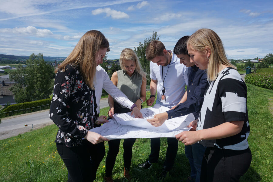 Noen av studentene i full gang med å planlegge en bydel på flyplassen Kjeller i Lillestrøm.