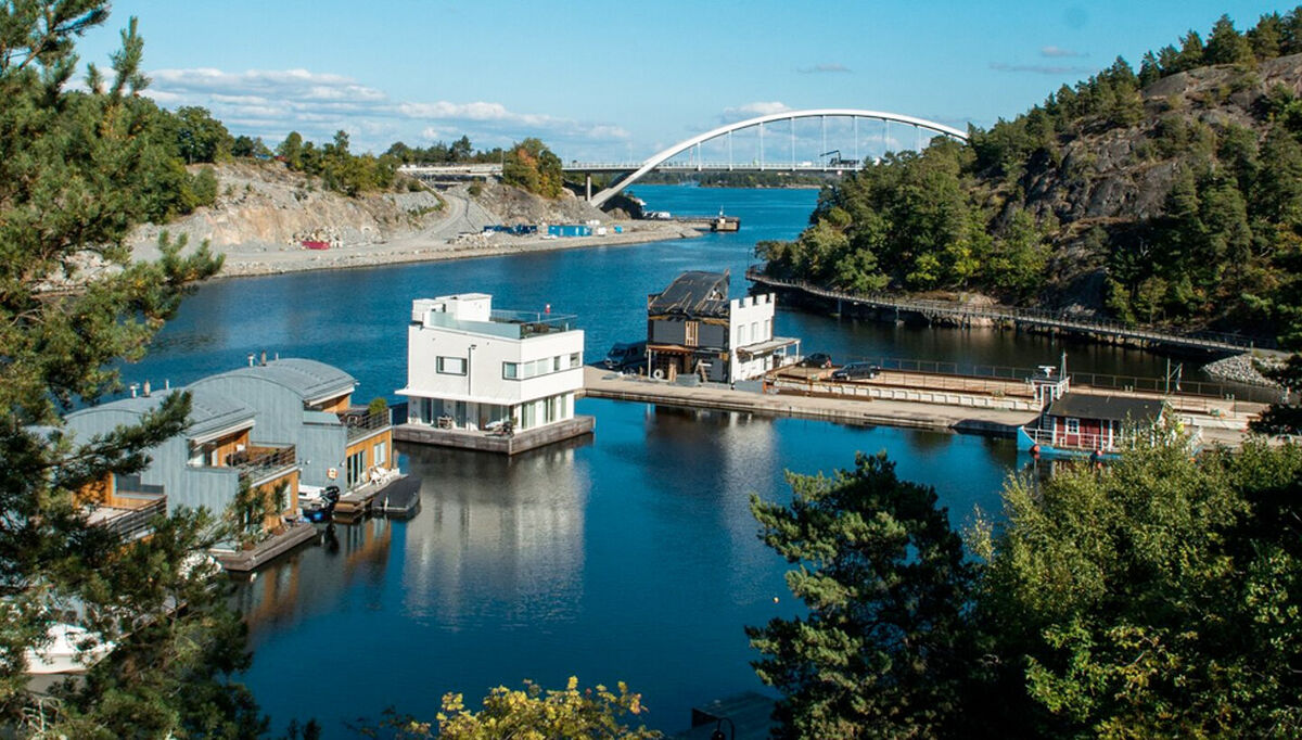 her-ligger-en-moderne-bolig-og-flyter-pa-vannet-utenfor-stockholm-3