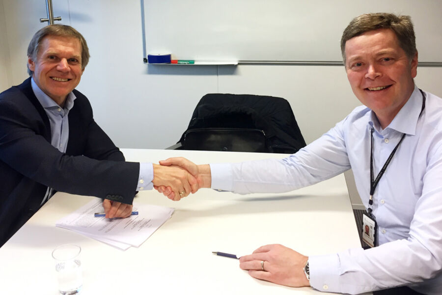 Foto: Ole-Petter Thunes, adm.dir. i Rambøll og Christian Nørgaard Madsen, konsernsjef i Multiconsult signerer avtalen.