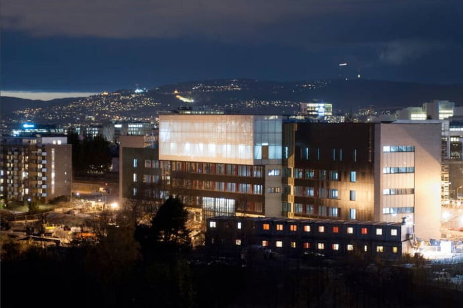 fransk-visit-for-a-se-norges-storste-fasadeintegrert-solcellepanel-3