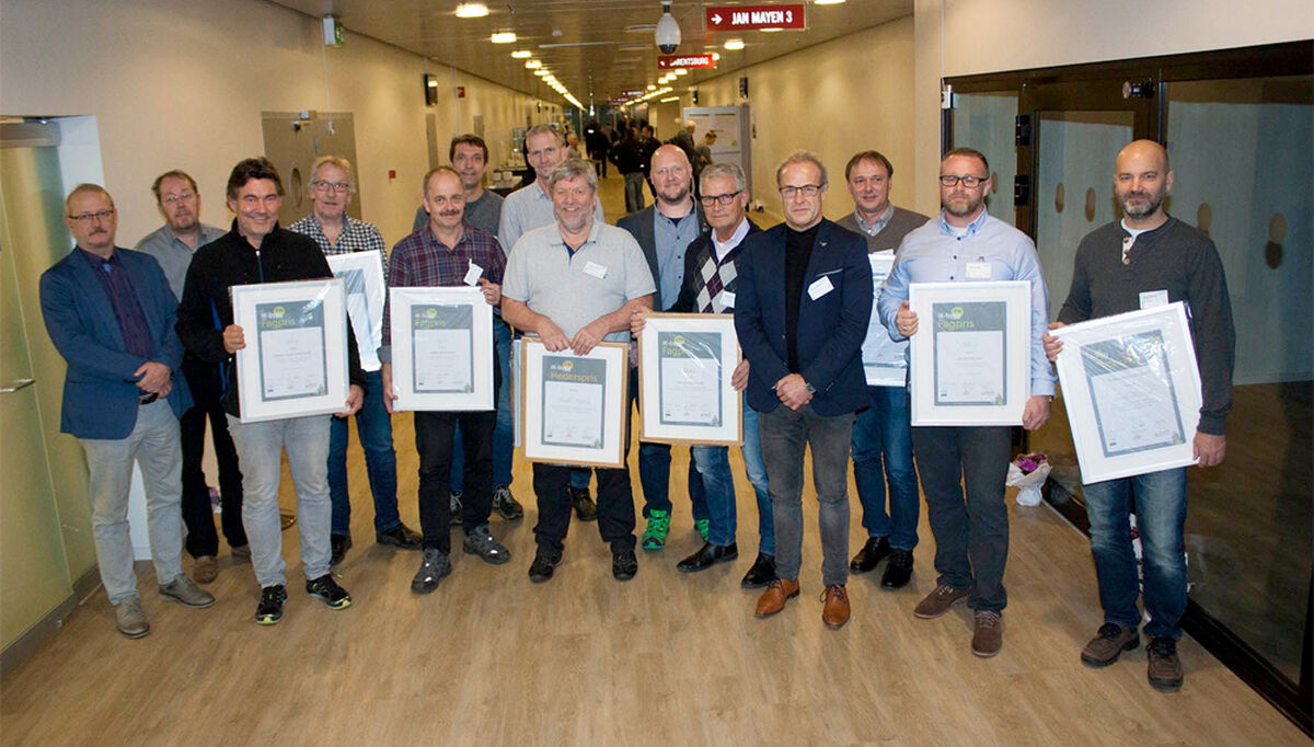 ersonene på bildet er fra venstre:
Bjørn Bakken, Fet kommune
Morten Nårstad, Fet kommune
Stein Henningsen, Nedre Eiker kommune
Steinar Løvstad, Fet kommune
Erik Adolfsen, Løten kommune
Ole Petter Bergersen, Vestre Toten kommune
Harald Andersen (hederspris)
Jürgen Spindler, Sørum kommune
Freiner Olaussen, Sørum kommune
Øyvind Melvold, Sørum kommune
Arne Kristiansen, Lørenskog kommune
Glenn Dylling, Re kommune
Sven Førsund, Re kommune (årets driftstekniker) utmerker-seg-med-god-offentlig-bygg-og-eiendomsforvaltning-2