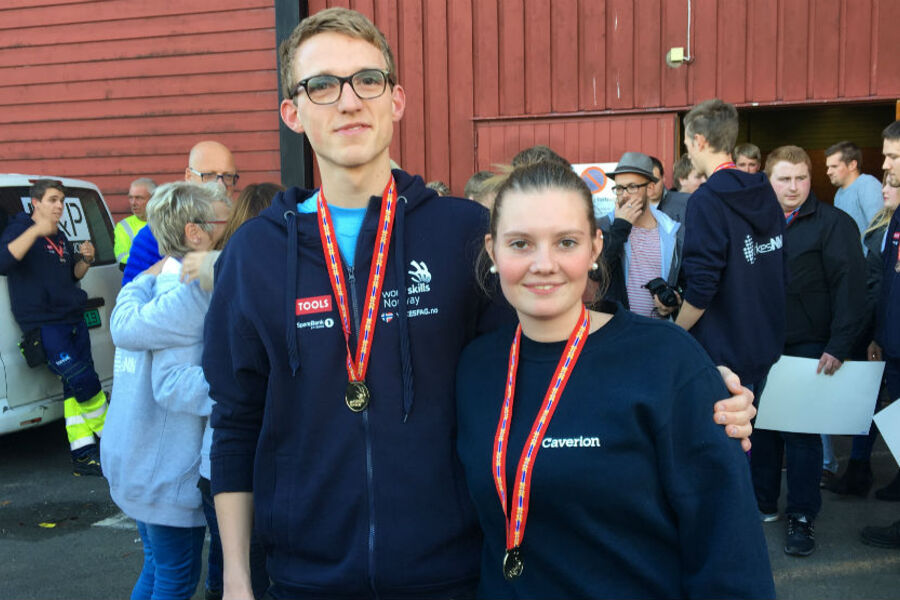 Anneline Tangen, og hennes lagkamerat og student Bjørn Vegard Tverraaen.