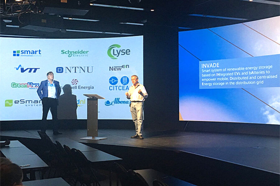Fra den interne launch i Simulatorsenteret på Remmen kunnskapspark. Fra venstre: Knut H. H. Johansen, administrerende direktør i eSmart Systems og styreleder i NCE Smart Energy Markets og Dieter Hirdes, INVADE- prosjektkoordinator / direktør Forskning og Innovasjon i Smart Innovation Østfold.