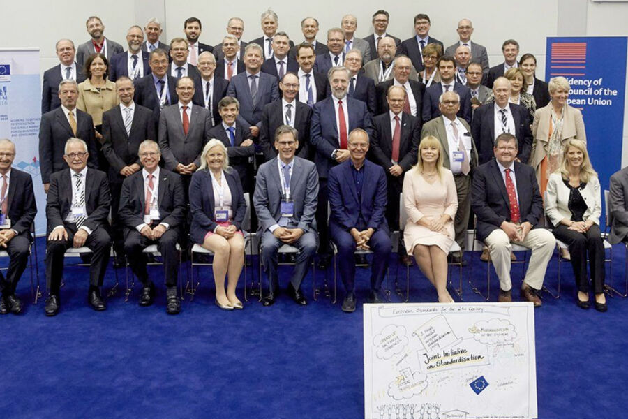 Avtalen ble også signert av de nasjonale standardiseringsorganisasjonene i Europa, og Anne Kristoffersen (nest bakerst til høyre) signerte avtalen på vegne av Standard Norge.