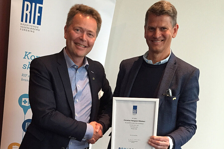 RIFs avgåtte styreleder Christian Nørgaard Madsen (til venstre) gratulerer den nye styrelederen Tom Baade-Mathiesen med et enstemmig valg. Foto: Trond C. Brekke