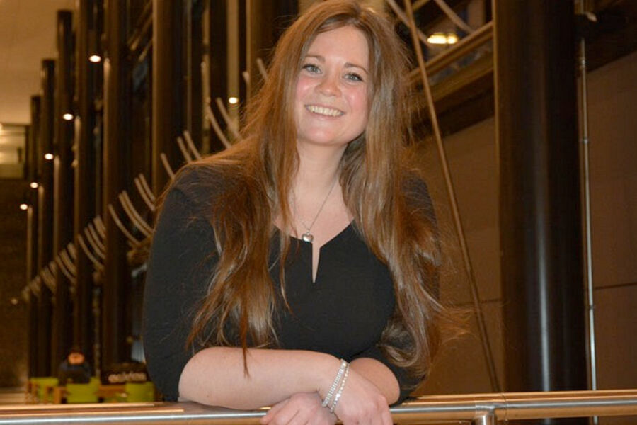 Silje Lauvdal Brubakk er nettopp ferdig med sine studier ved KEM-linjen, Fagskolen Oslo. Under studiene har hun også blitt mamma til en liten jente, noe som gjør studieløpet enda mer imponerende. Foto: Stig Grindahl