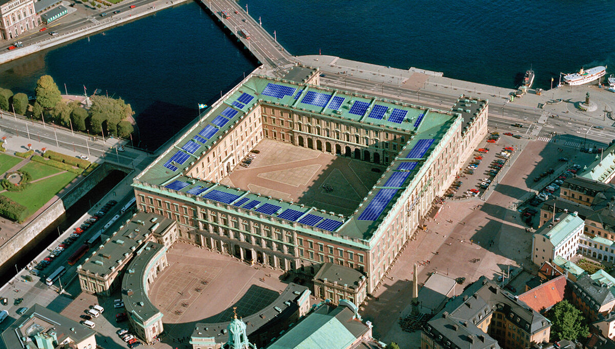 svenskekongen-onsker-a-legge-solceller-pa-slottstaket-2