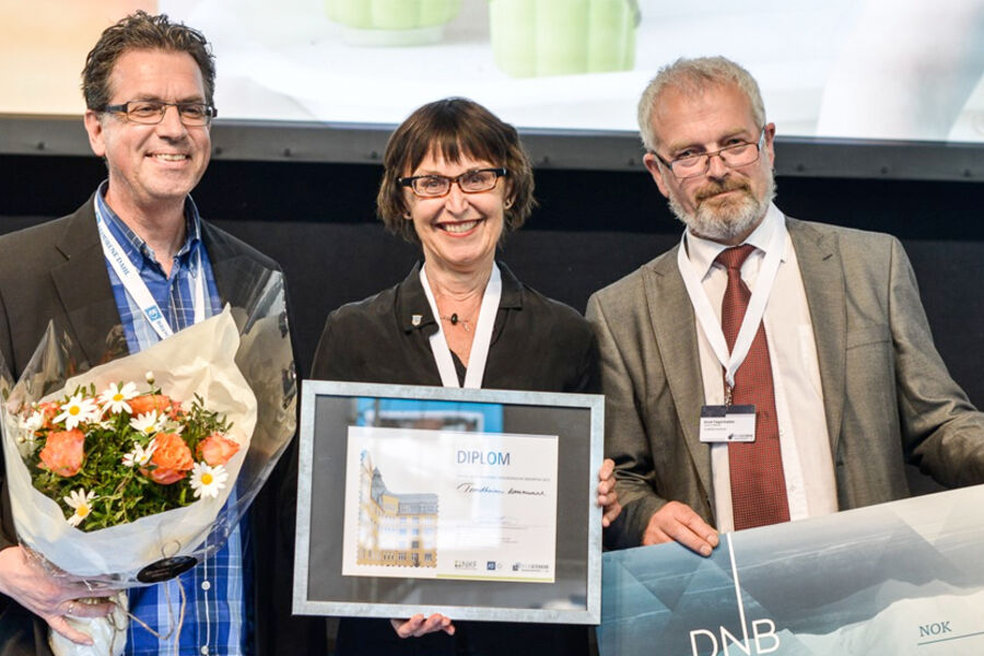 Vinner av Norges beste kommune på vedlikehold av skolebygg 2013, Trondheim Eiendom. Fra venstre: Avdelingsleder vedlikehold, Tormund Ledang Husøy, Trondheim Eiendom, eindomssjef Anne Aaker, Trondheim Eiendom, og varaordfører Knut Fagerbakke, Trondheim kommune. Foto: Mads Huseby