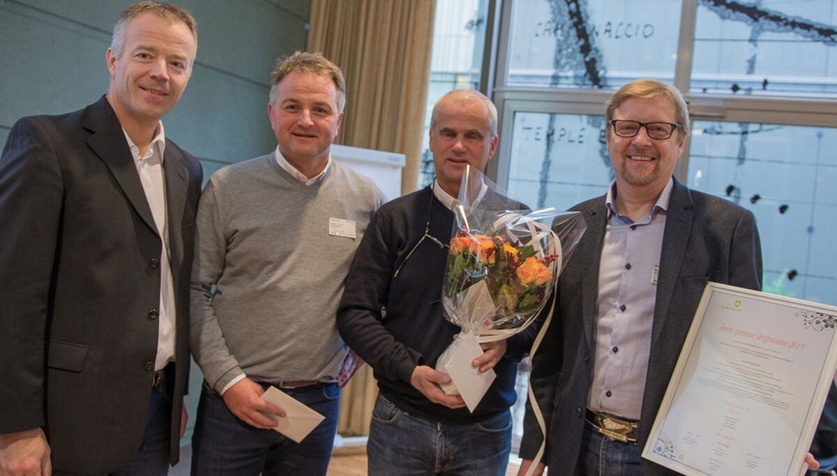  Årets Grønne Driftsteam er et forbilde innen eiendomsbransjen, fastslo Roy Frivoll (til venstre) da han overrakte prisen til Calle Evenrud, Edvard Haugom og Bill Engeness i Citycon. pris-for-aktiv-oppfolging-og-god-kontroll-pa-inneklima-2
