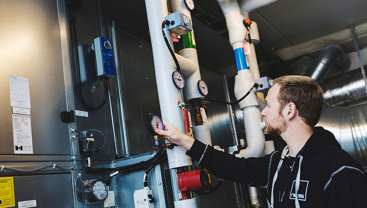 man alltid skal redusere driftstidene til det faktiske behovet. Fra Stoirebrands bygg på Lysaker i Bærum. Foto: NEAS Tekniske Drift. sesong-for-a-sjekke-energianlegget-2