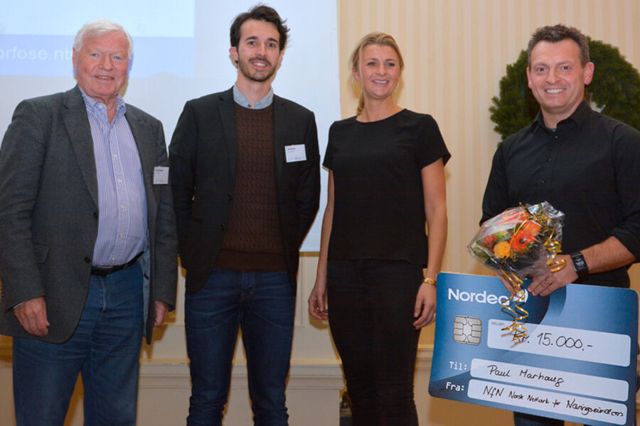 Olav Egil Sæbøe, Norsk Nettverk for Næringseiendom, med de nominerte studentene. Fra venstre: Peter Johann Hareide, Laurense L. Rypdal og prisvinner Paul Marhaug.