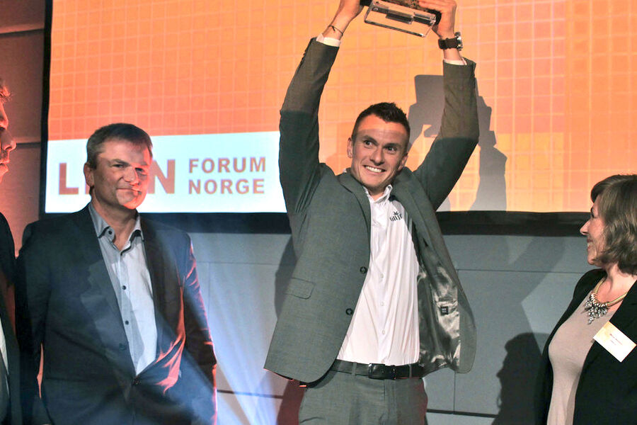 Fra venstre: Lean koordinator Kenneth Gilje, Produksjonssjef Per Morten Gilje og Økonomi og HR-sjef Jon Harald Tune. Fjorårets vinner, FINN.no, representert ved Mirja Weston stod for utdelingen. Foto: Lean Forum Norge.