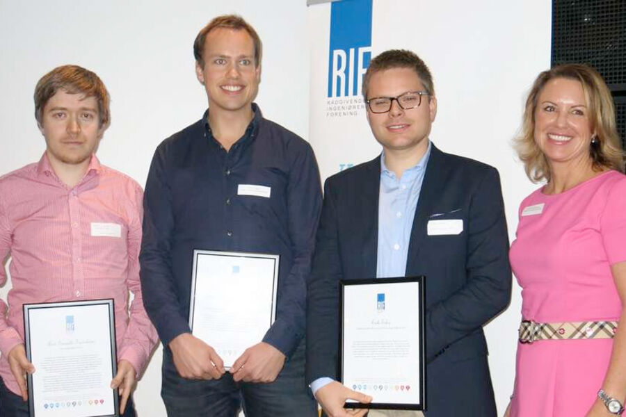 VANT: Arnt Gunvald Fredriksen til venstre, og de to andre finalistene Frode Seglem og Erik Eika mottok diplom fra administrerende direktør i RIF, Liv Kari Skudal Hansteen. Foto: RIF 