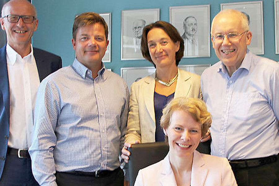 Juryen for Byggenæringens Innovasjonspris har hatt mange gode kandidater å vurdere. Juryleder Kristin Malonæs, direktør for Hedmark, Innovasjon Norge (sittende), flankert av Jan Halstensen, styreleder Byggenæringens Landsforening (fra høyre), ekspedisjonssjef Ann Ingeborg Hjetland, Kommunal- og moderniseringsdepartementet, adm. direktør i Byggmakker Norge AS, Knut Strand Jacobsen, styreleder Virke Byggevarehandel og adm. direktør Halvard Gavelstad i Bygg Reis Deg AS.