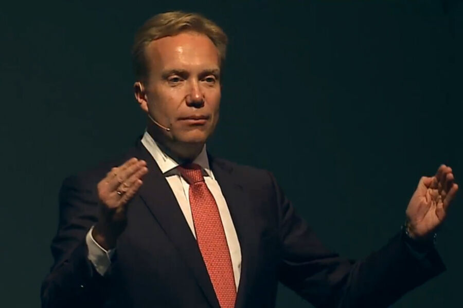 Utenriksminister Børge Brende mottok Abelias forslag til 35 konkrete omstillingstiltak, på vegne av Regjeringen. Foto: Skjermdump fra årskonferansens streaming.