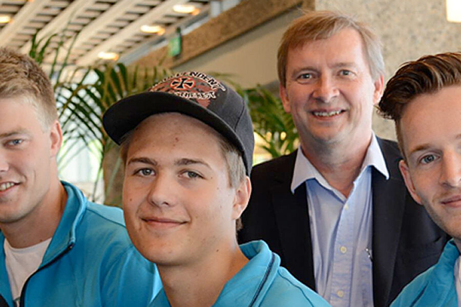 De tre deltakerne fra Norsk Teknologi; elektriker
Knut Martin Breivik hos
Carlsens Elektro Installasjon, Rogaland, Jørgen Solberg, kulde- og varmepumpemontør hos Arctic Kulde As i Spydeberg, Mats Storbråten, telekommunikasjon hos Caverion AS, Oslo og Ove Guttormsen, daglig leder i Norsk Teknologi og NELFO bakerst.