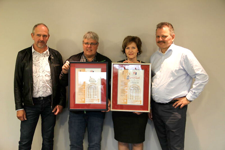 Kjell Haugland (fra venstre) og Ove Larsen i Thermax sammen med Jane og Karl Magnor Lilleland i Lilleland. Foto: BFO