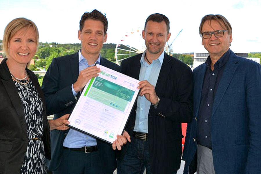 Fredriksborg Eiendom mottok i går sitt sertifikat Very Good for sitt nye bygg Wilberg Atrium. Her under overrekkelsen ser vi fra venstre, Kjersti Folvik, NGBC, daglig leder, Morten Fredriksen og driftssjef Marius Håbu Kristoffersen, Fredriksborg Eiendom, og Erik Hammer fra Grønn Byggallianse.
