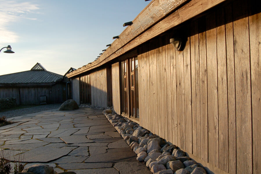 Ved hjelp av en ny anvisning i Byggforskserien får du svar på hvordan man utfører en livsløpsanalyse av trekledninger og yttervegger. Bildet viser Vitengarden på Jærmuseet, med ubehandlet kledning av osp. Foto: Treteknisk 
